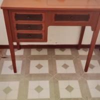 scrivania con macchina da cucire 