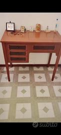 scrivania con macchina da cucire 