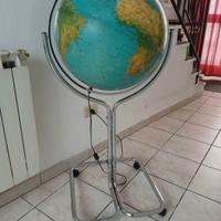 Mappamondo vintage con piedistallo 