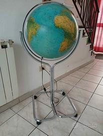 Mappamondo vintage con piedistallo 
