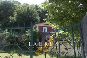 Rustico / Casale di 700 m² con più di 5 locali a P