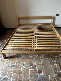 Letto Ikea in legno con doghe e materasso