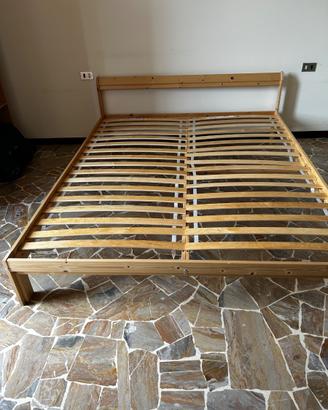 Letto Ikea in legno con doghe e materasso