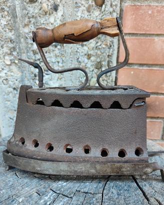 Ferro da stiro antico in ghisa 