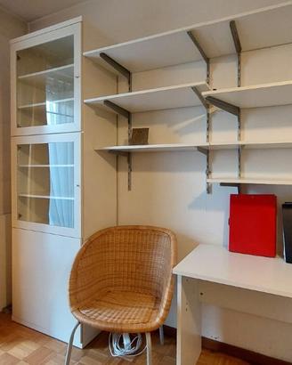 Scrivanie librerie mensole per un piccolo studio
