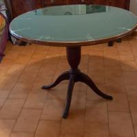 Tavolo rotondo antico con piano in vetro lavorato