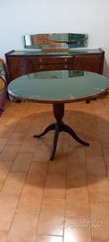 Tavolo rotondo antico con piano in vetro lavorato