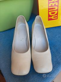 Scarpa décolleté in capretto color campagne 