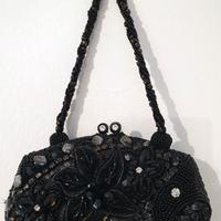 Pochette da sera ricamata con perline e pietre