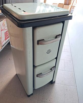 Stufa a legna vintage in ghisa e acciaio