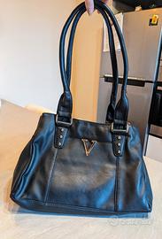 Borsa nera in pelle vegana con logo V