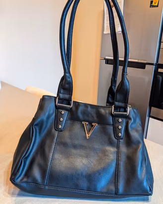 Borsa nera in pelle vegana con logo V