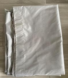 Tenda grigia oscurante con anelli