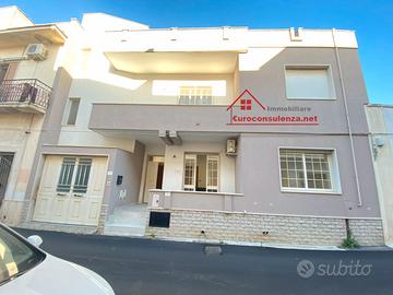 Ampia struttura con 2 appartamenti e garage