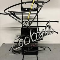 Pubblicità al neon parzialmente funzionante danno