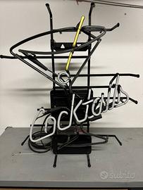 Pubblicità al neon parzialmente funzionante danno