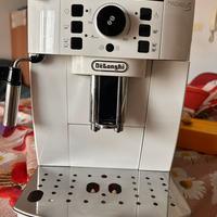 Macchina del caffe DeLonghi Magnifica s automatica