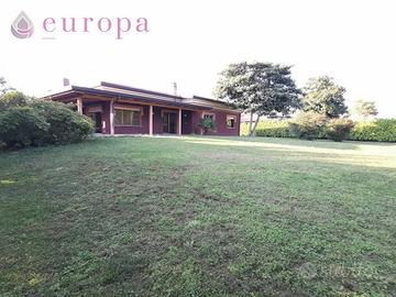 Casa singola a piano unico con grande giardino