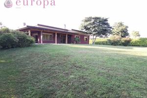 Casa singola a piano unico con grande giardino