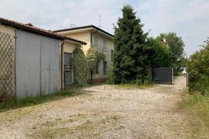 Casa con rustici e giardino vicino Mantova