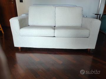 n. 2 divani a due posti di cui uno letto