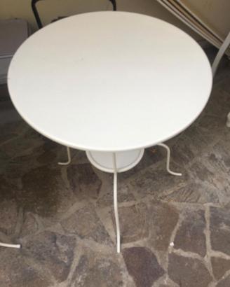 2 tavolini  ikea 10 euro uno