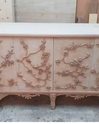 Credenza legno grezzo e decori in altorilievo