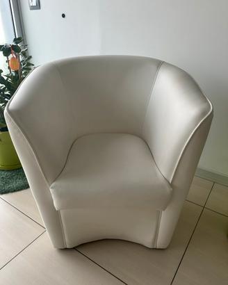 Poltrona a pozzetto bianca