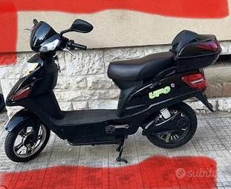 Ufo bike scooter con pedali