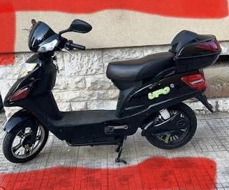 Ufo bike scooter con pedali
