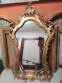 specchio su cornice dorata
