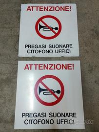 Coppia cartelli segnaletici