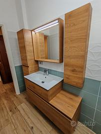 Mobile bagno moderno effetto rovere con lavabo.