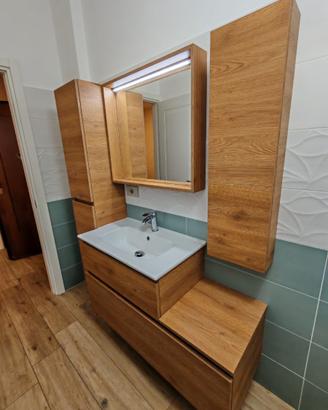 Mobile bagno moderno effetto rovere con lavabo.