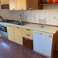 Cucina moderna con elettrodomestici
