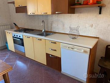 Cucina moderna con elettrodomestici