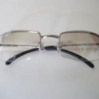 Occhiali da sole lenti sfumate.