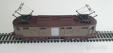 Lima trenini H0 Locomotiva FS e424 143. 