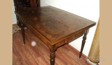 Tavolo antico in castagno a tiro all'ungabile