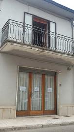 Casa due piani con locale commerciale