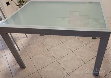 Tavolo in metallo e vetro,allungabile da 120 a 240
