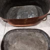 Pentola di rame con foro per vaso di fiori