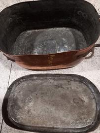 Pentola di rame con foro per vaso di fiori