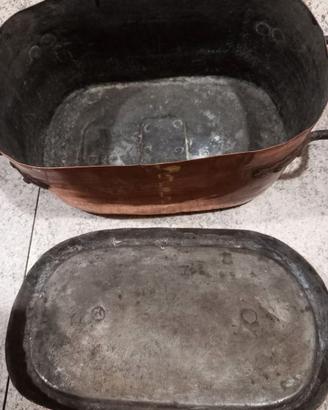 Pentola di rame con foro per vaso di fiori