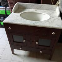 specchio e lavabo