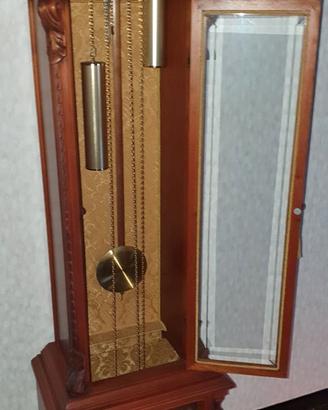 Orologio a pendolo a colonna in legno.