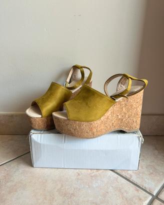 Sandali con zeppa scamosciati