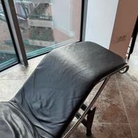 Chaise longue design in pelle nera – stile Le Corb