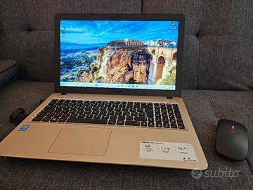 ASUS 15" Sottile - Windows 11, SSD Veloce e Mouse 
