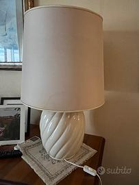 Lampada da tavolo color avorio